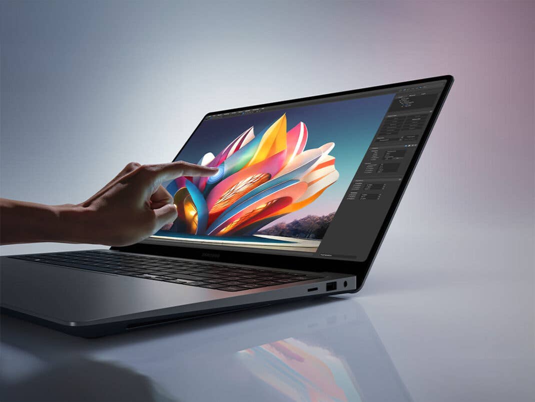 Eine Person berührt den Bildschirm eines Laptops