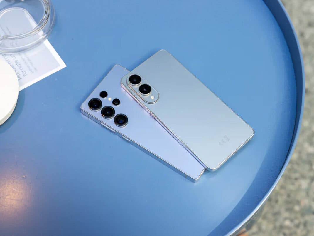 Samsung Galaxy S25 Edge und S25 Ultra nebeneinander