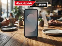 Samsung Galaxy S25 FE in einem Café