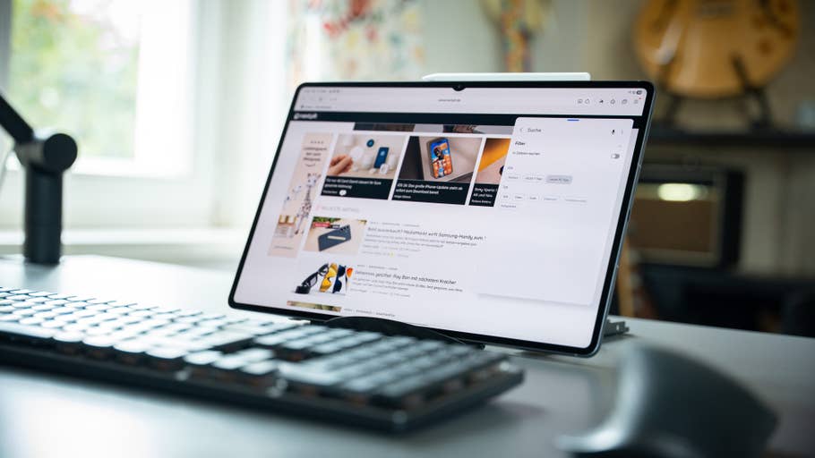 Ein Samsung Galaxy Tab S11 Ultra 5G auf einem Schreibtisch mit einer Tastatur, das eine Webseite anzeigt.