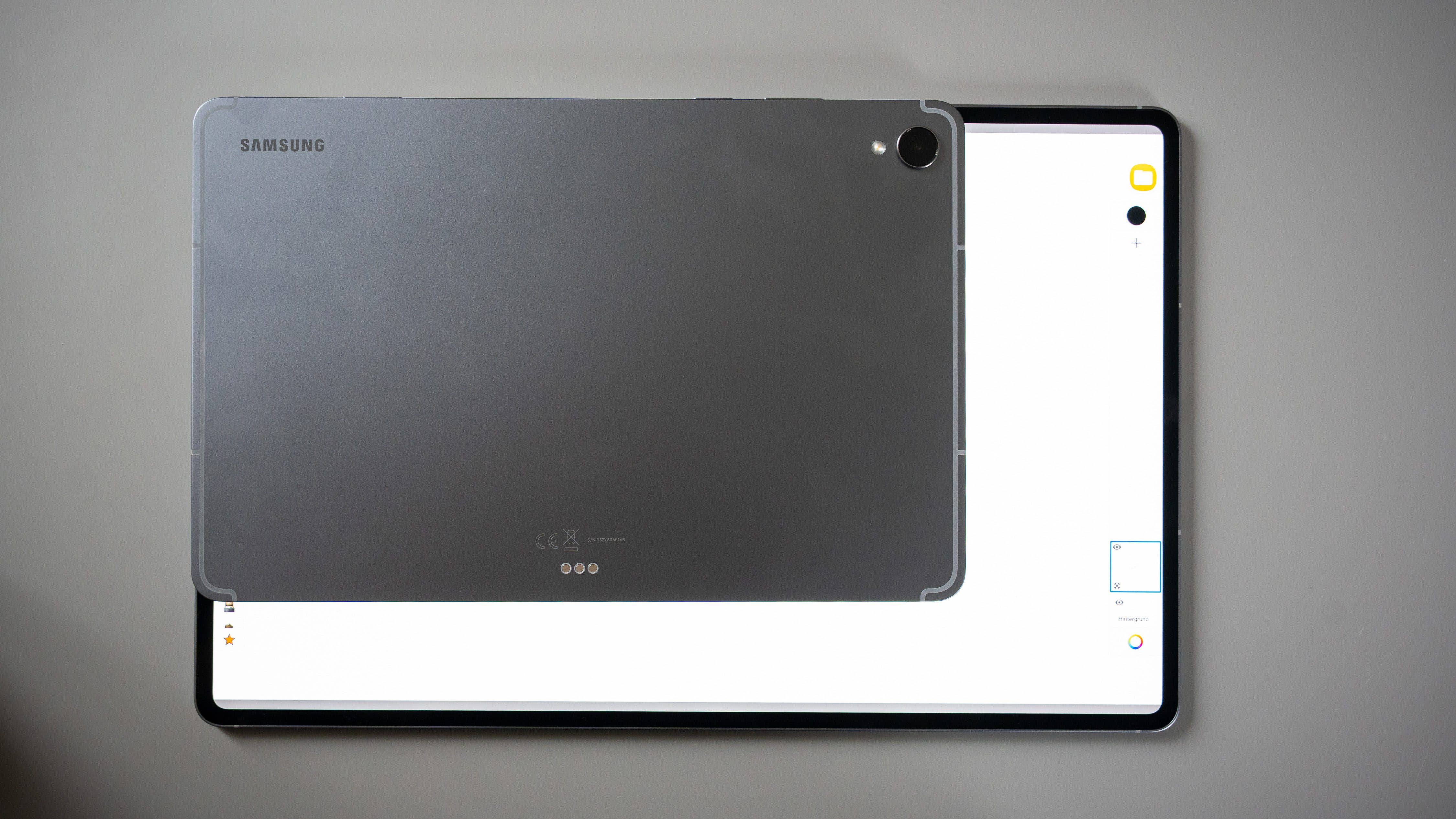 Samsung Galaxy Tab S11 Ultra 5G liegt auf einer flachen Oberfläche und zeigt einen hellen Bildschirm.