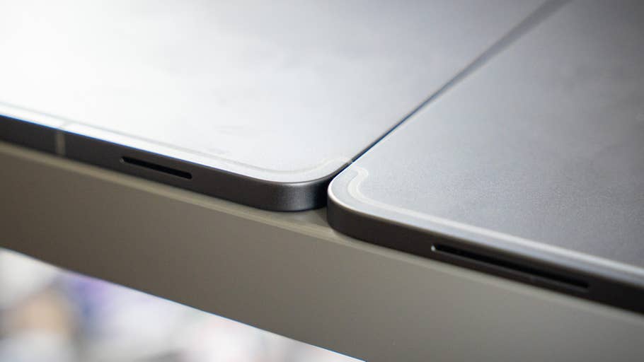 Nahaufnahme der Kanten von zwei Samsung Galaxy Tab S11 Ultra 5G Geräten auf einem Tisch.