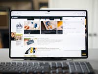 Samsung Galaxy Tab S11 Ultra 5G zeigt eine Website mit verschiedenen Artikeln und einem Suchfilter auf dem Bildschirm.