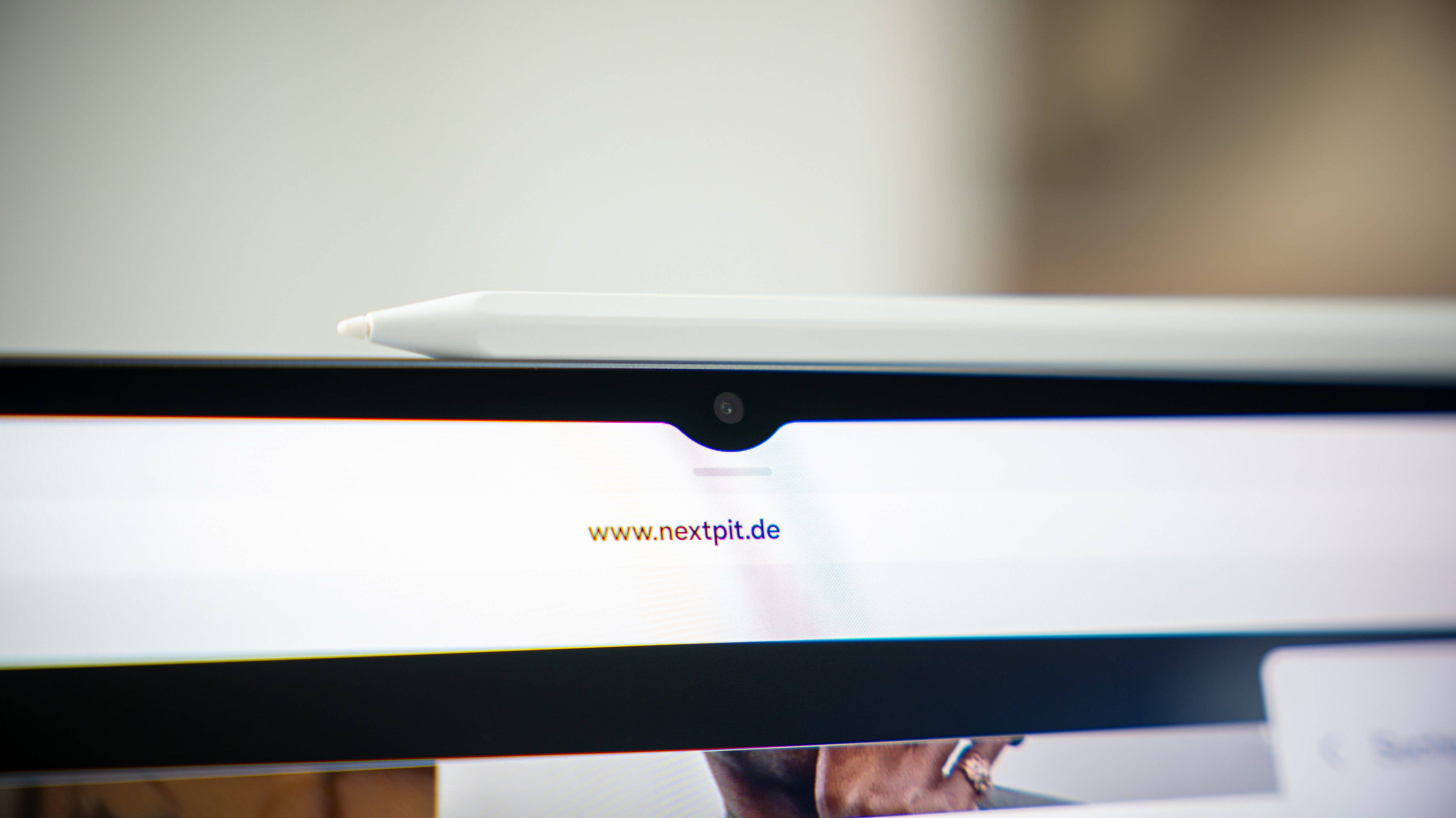Nahaufnahme eines Samsung Galaxy Tab S11 Ultra 5G mit einem Stylus oben und sichtbarer Kamera.