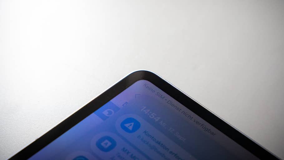 Nahaufnahme eines Samsung Galaxy Tab S11 Ultra 5G mit einer Bildschirmbenachrichtigung.