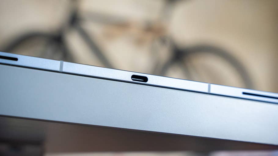 Nahaufnahme des USB-C-Anschlusses eines Samsung Galaxy Tab S11 Ultra 5G Tablets.