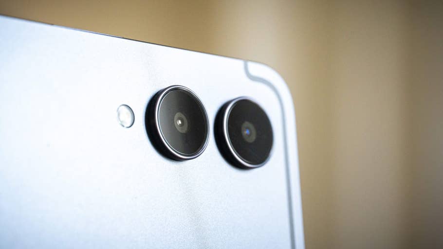 Nahaufnahme der Kameraobjektive eines Samsung Galaxy Tab S11 Ultra 5G.