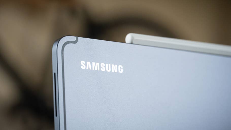 Nahaufnahme eines Samsung-Geräts mit dem Logo am oberen Rand.