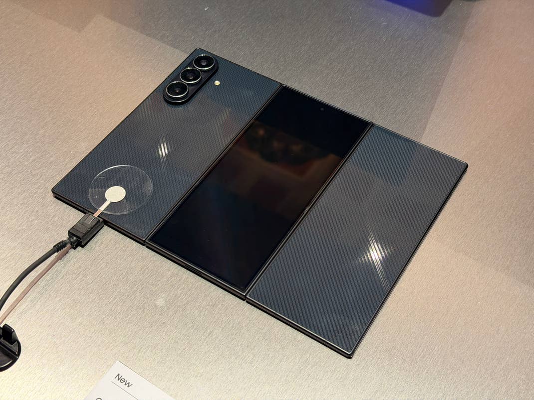 Die Rückseite des Samsung Galaxy TriFold