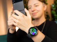 Samsung Galaxy Watch 5 Pro an einem Handgelenk, im Hintergrund ist eine Frau zu sehen.