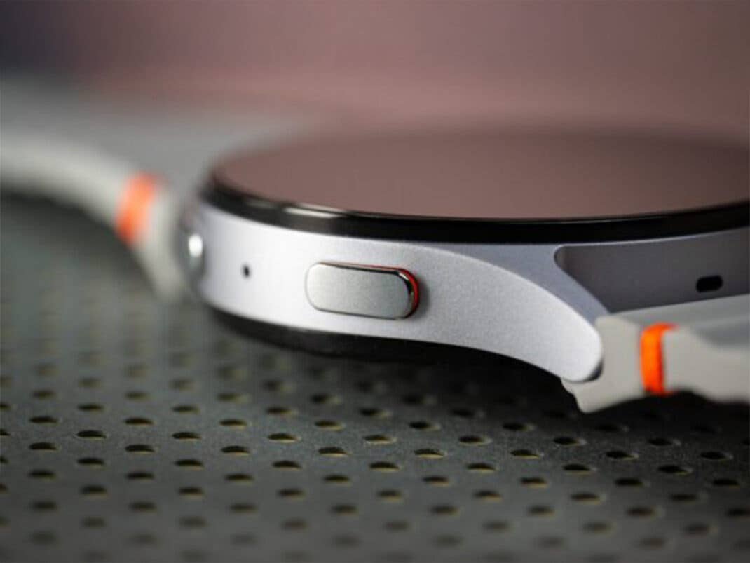 Seitenansicht in der extrem Nahen einer silbernen Samsung Galaxy Watch 7.