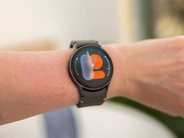 Samsung Galaxy Watch am Handgelenk einer Person.
