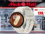 Samsung Galaxy Watch 7 wird vor einem MediaMarkt gezeigt. Daneben ist ein Angebotspreis über 139 Euro zu sehen.