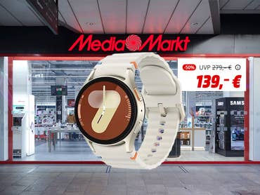 Samsung Galaxy Watch 7 wird vor einem MediaMarkt gezeigt. Daneben ist ein Angebotspreis über 139 Euro zu sehen.