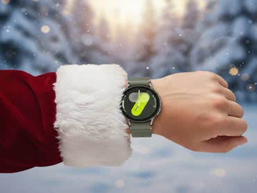 Samsung Galaxy Watch 7 am Handgelenk vom Weihnachtsmann.