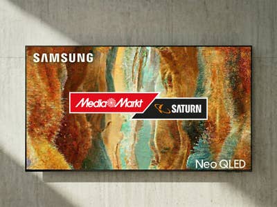 Samsung GQ55QN70F mit MediaMarkt-Logo hängt an einer Wand