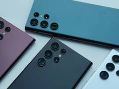 Viele Samsung-Smartphones auf einem Tisch