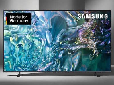 Samsung Q60D vor einem grauen Hintergrund