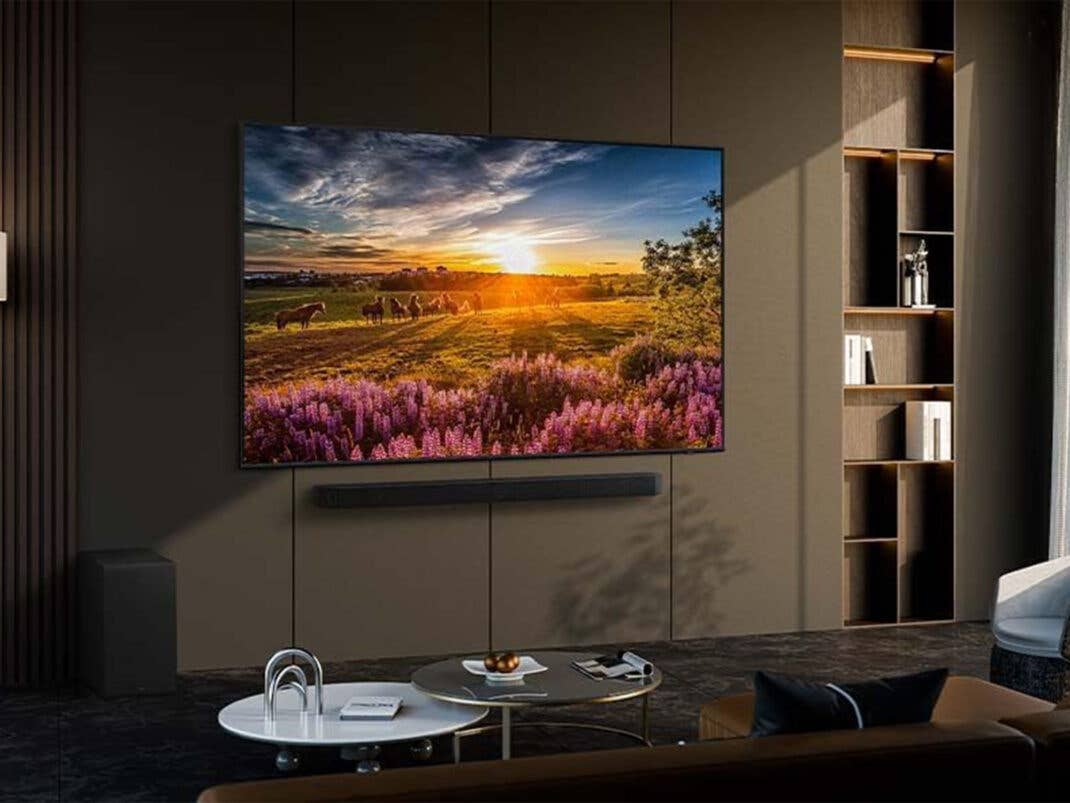 Ein Smart-TV hängt an einer Wand in einem Wohnzimmer.