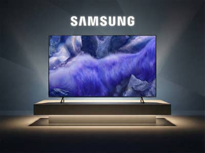 Samsung QLED QEF1 auf einem Pdest mit Samsung-Logo
