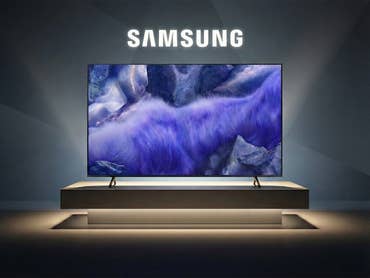 Samsung QLED QEF1 auf einem Pdest mit Samsung-Logo