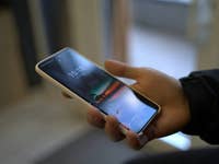 Person hält Samsung-Smartphone in der Hand