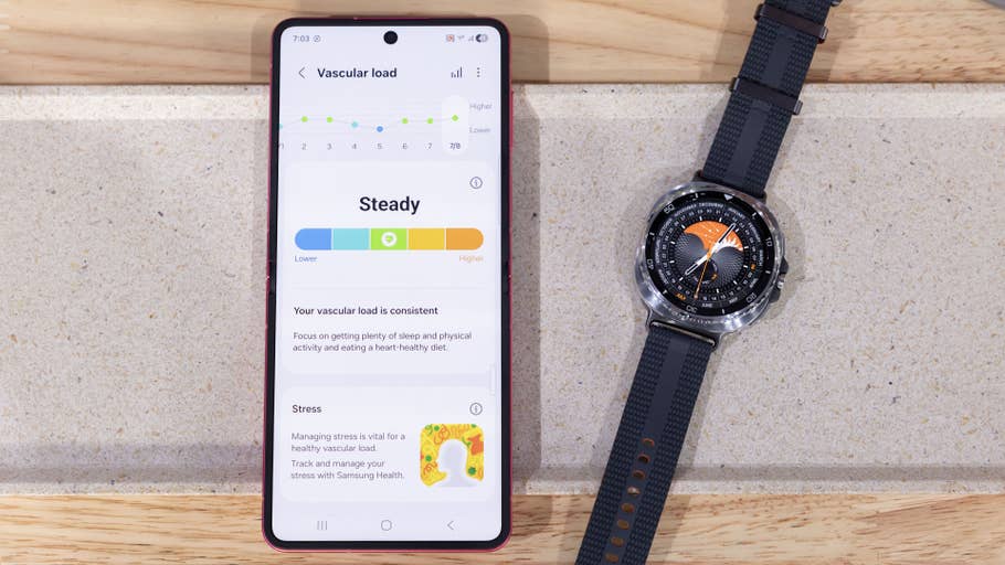 Eine Samsung Galaxy Watch 8 Classic neben einem Smartphone, das Gesundheitsdaten zur Gefäßbelastung anzeigt.