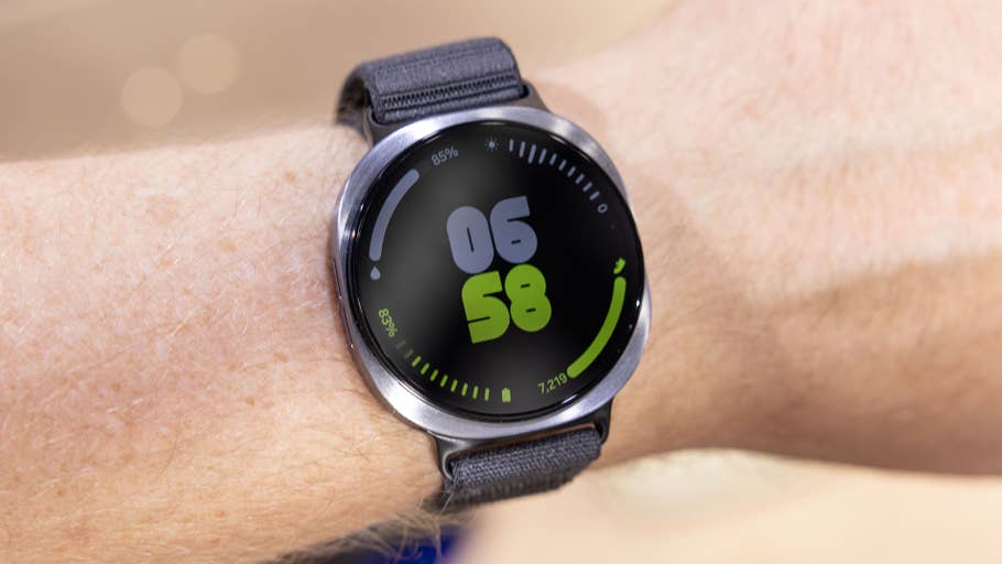 Nahaufnahme einer Samsung Galaxy Watch 8 Classic, die die Uhrzeit 06:58 und einen Akkustand von 85 % anzeigt.
