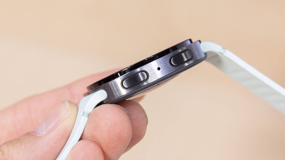 Eine Samsung Galaxy Watch 8 wird in einer Hand gehalten und zeigt ihre seitlichen Tasten und das schlanke Design.