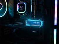 Sandisk WD Blue SN5100 SSD in einem Gaming-PC wird hervorgehoben durch Leuchteffekte.