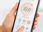 Temperatur für die Wohnung wird auf dem Smartphone eingestellt.