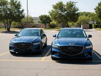 Autos von Genesis stehen auf einem Parkplatz.