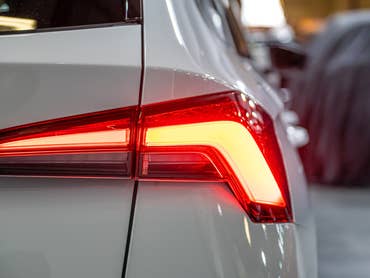 Heck eines Autos mit Nahaufnahme des Rücklichts.