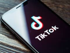 Smartphone mit TikTok-App