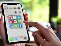 Smartphone wird in der Hand gehalten