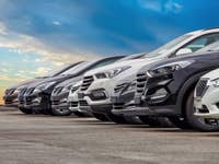 Autos stehen in einer Reihe.