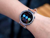 Eine Huawei Watch GT5 zeigt verschiedene Gesundheitsmetriken am Handgelenk einer Person.