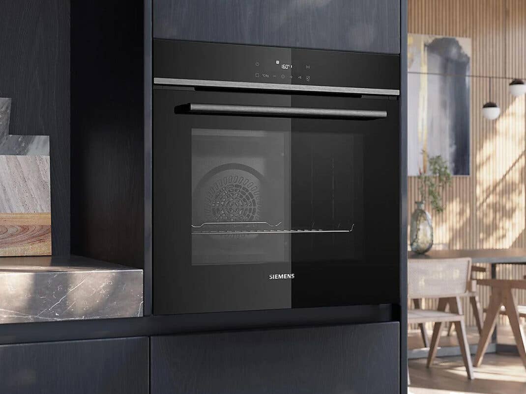 Siemens-Backofen in einem Hochschrank