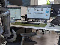 Ein Bürostuhl steht an einem Schreibtisch