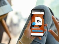 Eine Person hält ein Smartphone, das einen Simyo-Tarif mit 15 GB für 4,99 € anzeigt.