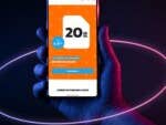 Eine Hand hält ein Smartphone, das ein simyo-Angebot für 20 GB für 6,99 € mit einem leuchtend orangefarbenen Hintergrund zeigt.