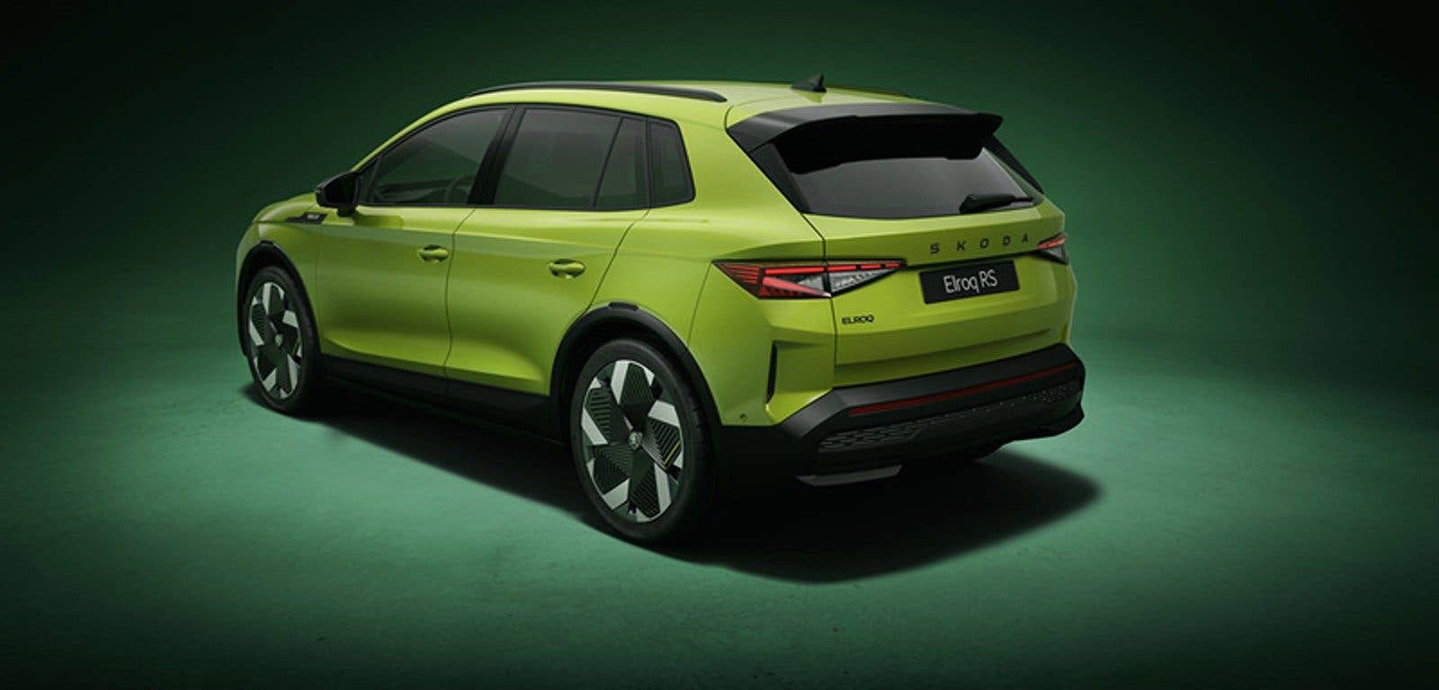 Skoda Elroq RS in der seitlichen Heckansicht.
