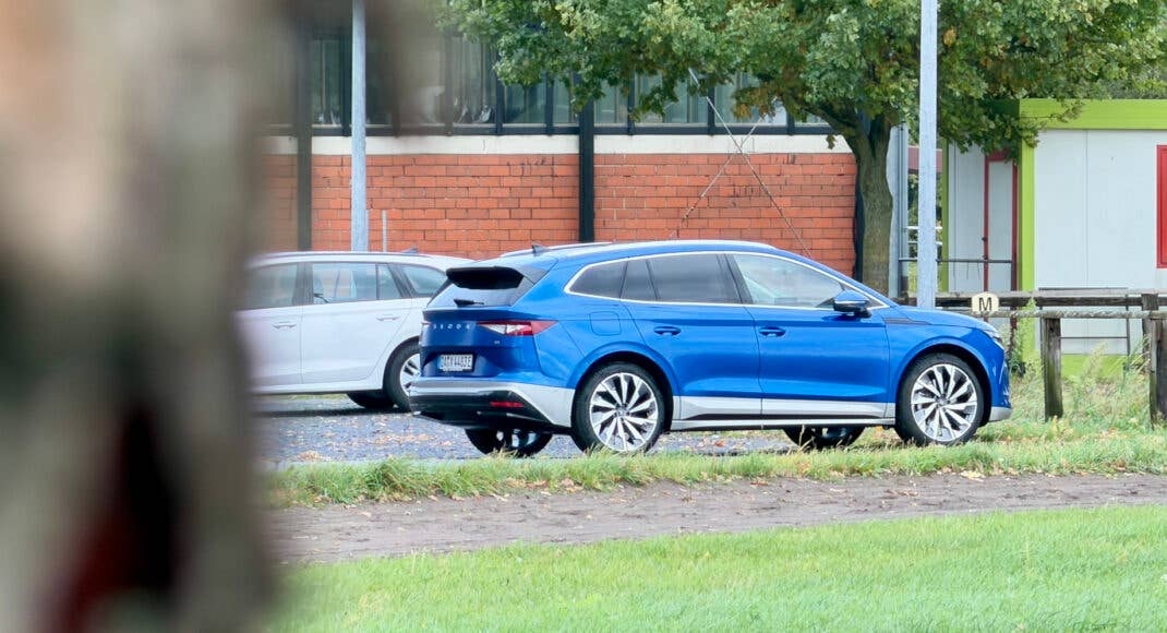 Skoda Enyaq (2025) seitliche Heckansicht.