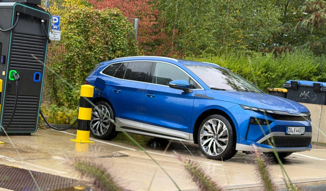 Skoda Enyaq (2025) an der Ladesäule geparkt.