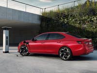 Skoda Superb iV steht an einer Ladesäule.