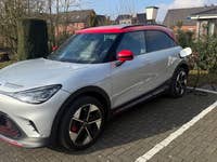 Smart #1 Brabus in der Frontansicht an einer AC-Ladesäule geparkt.