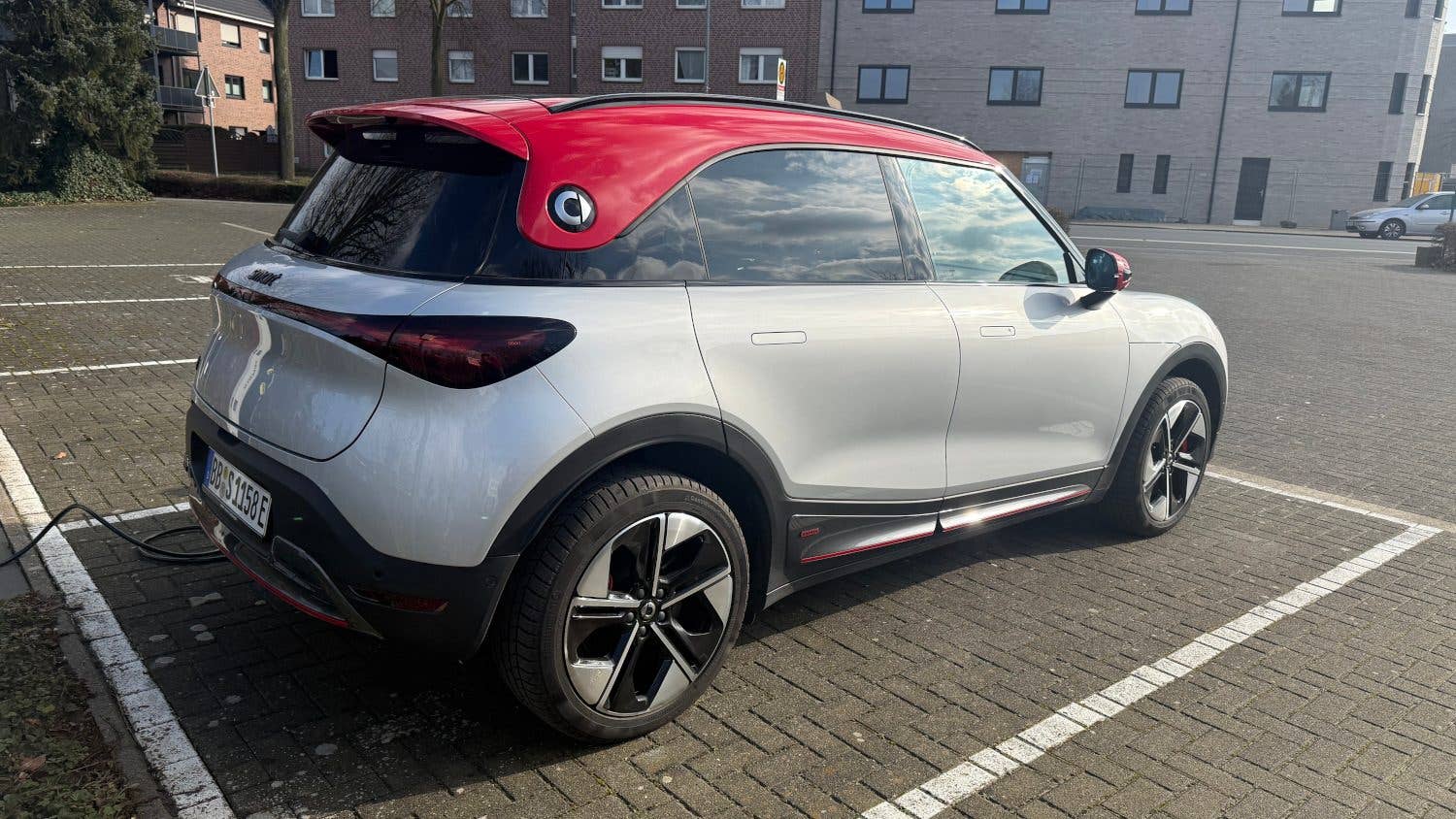 Smart #1 Brabus in der seitlichen Hinteransicht.