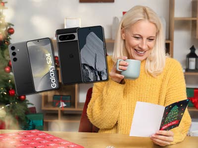 Frau öffnet eine Weihnachtskarte, daneben das Galaxy S24 und Pixel 8 Pro