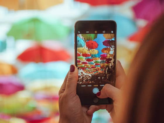 So sch&uuml;tzt man sein Smartphone vor Hitze im Sommer