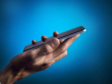 Smartphone vor blauem Hintergrund